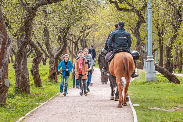 03. Mai 2019, Moskau, Russland: Pferdepolizei patrouilliert im Moskauer Park — Stockfoto