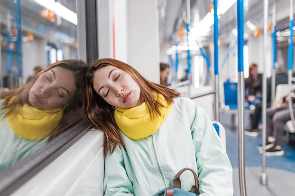 La niña que sufre de insomnio duerme o toma una siesta en el metro mientras está cansada se va a casa del trabajo — Foto de Stock