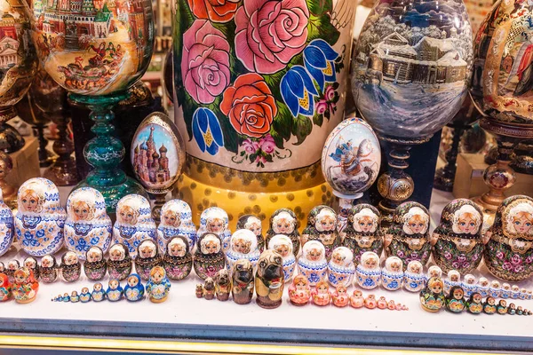 04 mei 2019, Moskou, Rusland: souvenir en gift shop met Matryoshka geneste poppen te koop — Stockfoto