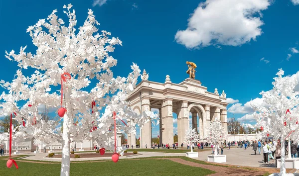 04 May 2018, Moscú, Rusia: Famosas puertas principales al complejo VDNH en Moscú — Foto de Stock
