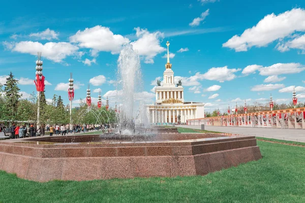 04 Maio 2018, Moscou, Rússia: Palácio principal da Exposição de realizações da economia nacional em Moscou — Fotografia de Stock