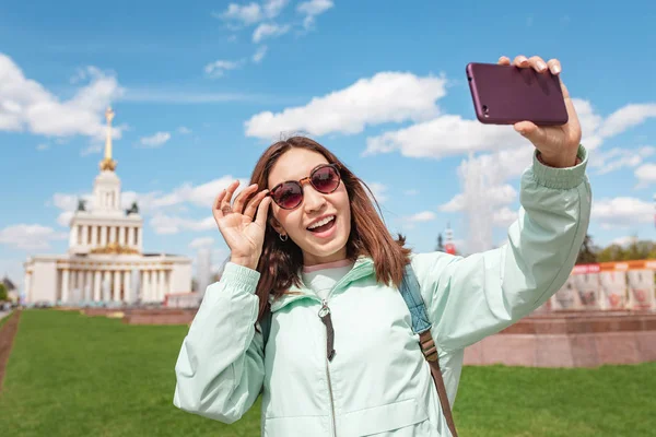 Щаслива дівчина подорожує до Москви і має приголомшливий вид на палац Vdnh — стокове фото