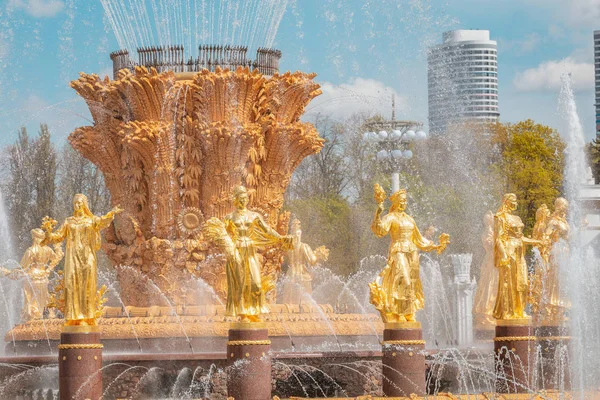 04 Mayo 2018, Moscú, Rusia: Famosa fuente de atracción turística en la plaza en el centro de exposiciones internacional — Foto de Stock