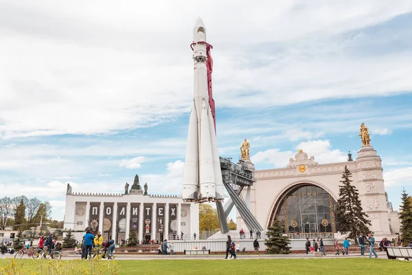 04 Maio 2018, Moscovo, Rússia: pavilhão espacial com foguete Vostok em VDNH — Fotografia de Stock