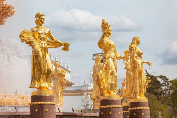 04 May 2018, Moscow, Russia: Famous tourist attraction fountain on the square at the international exhibition center — Stock Photo, Image