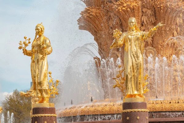 04 Mayo 2018, Moscú, Rusia: Famosa fuente de atracción turística en la plaza en el centro de exposiciones internacional — Foto de Stock