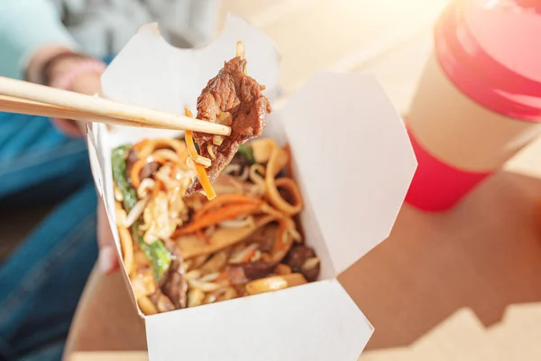 Paket kutusunda bir chineese fast food restoranda tavuk ve sebze ile Erişte. — Stok fotoğraf