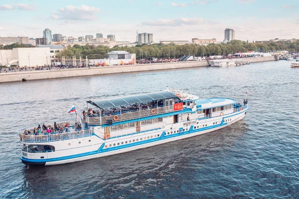 04 maj 2019. Moskva, Ryssland: motor Tourist Ship på Moscow River — Stockfoto