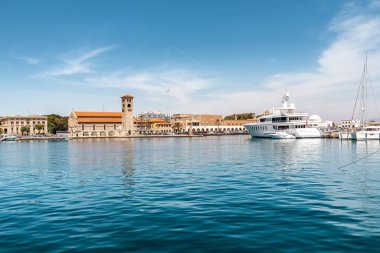 Ünlü turist Landmark-Mandaki deniz limanı Rodos Adası, Yunanistan