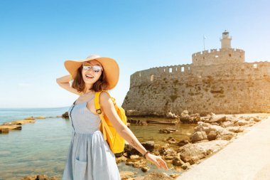 Popüler Yunan adasında Rodos Tatil büyük şapka ve sırt çantası ile Asya kız gezgin
