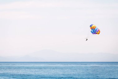Akdeniz 'de parasailing-aşırı su sporları ve eğlence konsepti