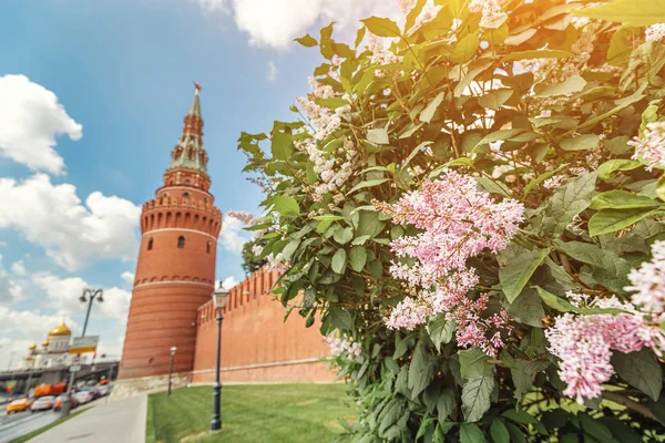 Famosa torre del Kremlin y pared roja en el cálido día de primavera, viaje en concepto de Rusia —  Fotos de Stock