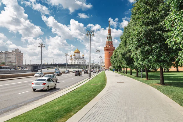 26 de mayo de 2019, Moscú, Rusia: Famosa torre del Kremlin y pared roja en un cálido día de primavera, viaje en concepto de Rusia — Foto de Stock