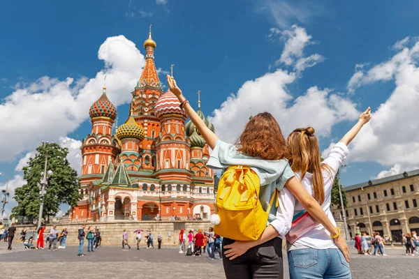 Två lyckliga unga lyckliga flickor reser i Ryssland och tar selfie framför St Basil Cathedral — Stockfoto