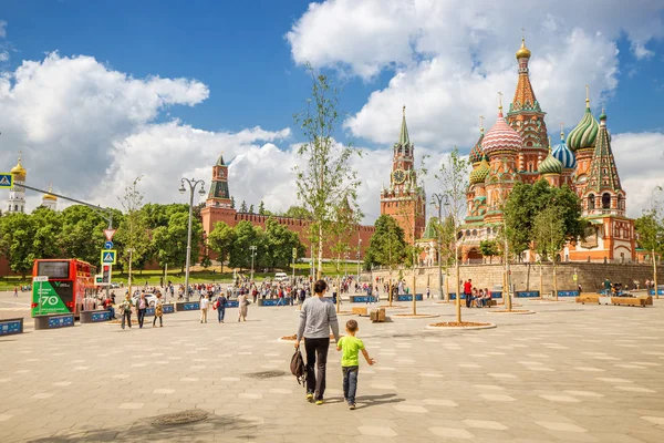 26 de mayo de 2019, Moscú, Rusia: Turistas caminando cerca de la Plaza Roja sobre un fondo de un St. Catedral de Basilio —  Fotos de Stock