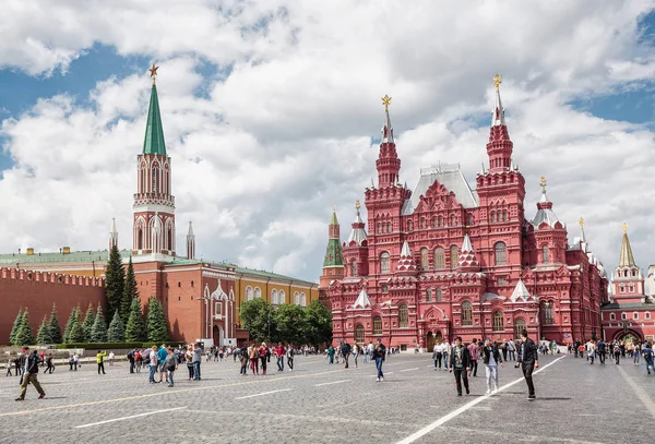 26 de maio de 2019, Moscou, Rússia: Pessoas e turistas perto do Museu Histórico Estadual na Praça Vermelha, em Moscou — Fotografia de Stock