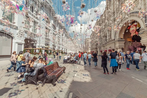 26 Mayo 2019, Moscú, Rusia: Multitud de turistas en la calle Arbat - uno de los principales destinos turísticos de Moscú — Foto de Stock