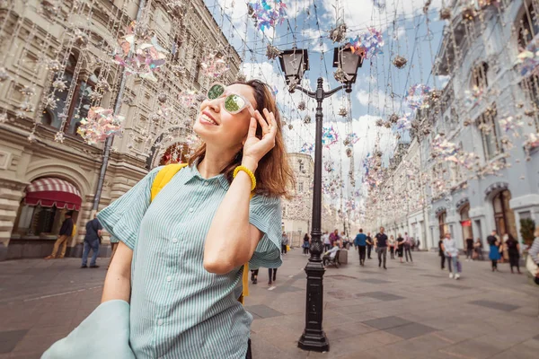 Feliz mujer asiática viajero posando en la calle Arbat en Moscú —  Fotos de Stock