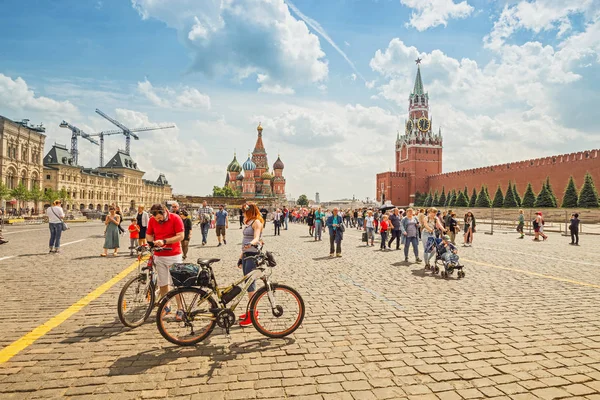26 May 2019, Moscow, Russia: Tourists walk around the main attraction of Moscow and Russia - red Square with views of the Kremlin and St. St. Собор Василия Блаженного — стоковое фото