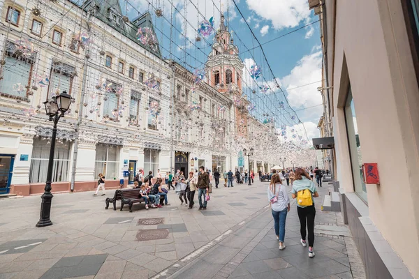 26 Μαΐου 2019, Μόσχα, Ρωσία: πλήθη τουριστών στην οδό Αρμπάτ-ένας από τους κύριους τουριστικούς προορισμούς στη Μόσχα — Φωτογραφία Αρχείου