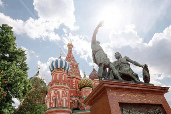 Célèbre monument Cathédrale St Basil avec statue de Minin et Pogarsky — Photo