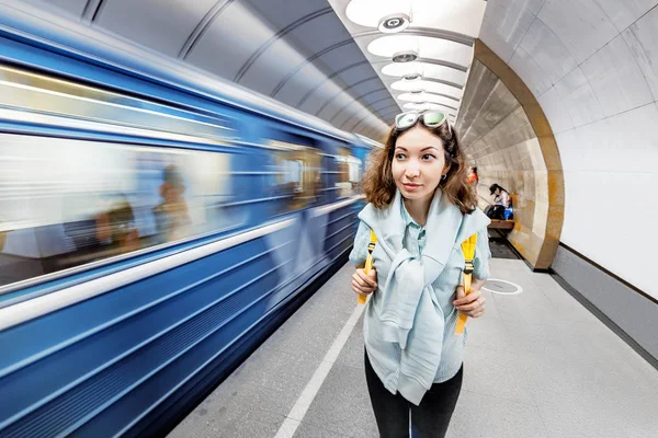 Портрет молодої азіатки з рюкзаком на станції метро, що чекає на поїзд. Розмивання швидкості руху — стокове фото