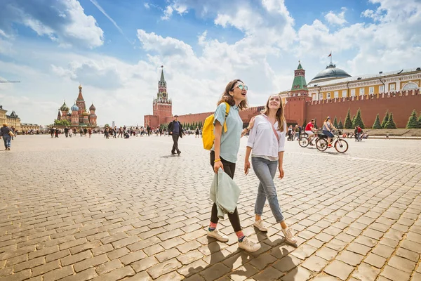 26 maj 2019, Moskva, Ryssland: turister går runt huvud attraktionen i Moskva och Ryssland-Röda torget med utsikt över Kreml och St Basil ' s Cathedral — Stockfoto