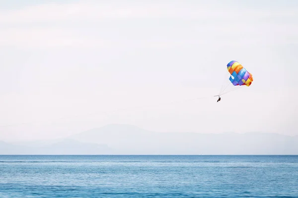 Parasailing na Morzu Śródziemnym-ekstremalne sporty wodne i rozrywka koncepcja — Zdjęcie stockowe