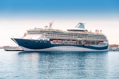 Büyük tatil Körfezi 'nde Park edilmiş büyük kruvaziyer gemisi. Seyahat ve tatil konsepti