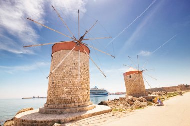 Rodos 'un Mandraki limanında ünlü turist yeri-eski yel değirmenleri, Yunanistan