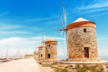 Rodos 'un Mandraki limanında ünlü turist yeri-eski yel değirmenleri, Yunanistan