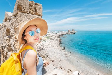 Kız gezgin, eski ortaçağ kalesinde yer alan gözlem güvertesinden tatil Körfezi 'nin çarpıcı manzaralarına sahiptir. Tatil ve Turizm konsepti