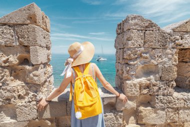Kız gezgin, eski ortaçağ kalesinde yer alan gözlem güvertesinden tatil Körfezi 'nin çarpıcı manzaralarına sahiptir. Tatil ve Turizm konsepti