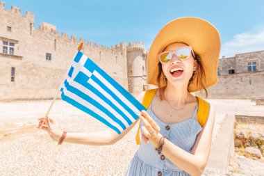 Rodos, Yunanistan eski Knights Grand Master Castle harika bir görünüm zevk Yunan bayrağı ile mutlu Asya gezgin kadın