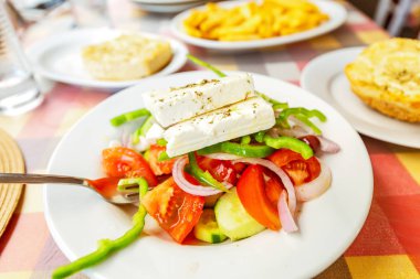 Yunan salatası Horiatiki, Feta peyniri ve zeytin ile plaka. Geleneksel Yunan mutfağı konsepti