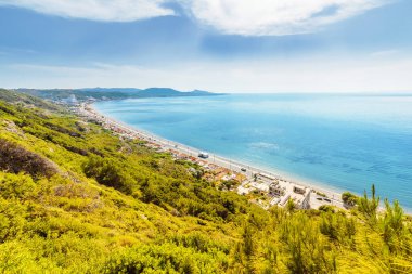 Rodos şehir ve Akdeniz 'de havadan tepe görünümü. Tropikal tatil ve tatil konsepti