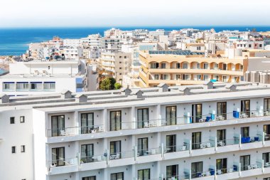 Denizde tatil kasabasında otel binası