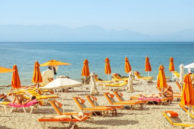 27 Mayıs 2019, Rodos, Yunanistan: güneşli plajda insanlarla şezlong satırları