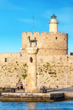 27 Mayıs 2019, Rodos, Yunanistan: Mandraki 'Nin ünlü turistik noktası, Colossus 'un ayakta olduğu heykelleri ile birlikte. Rodos, Yunanistan