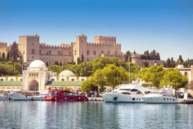 Rodos Eski kale şehir manzarası ile deniz limanı ön planda. Yunanistan seyahat destinasyonları