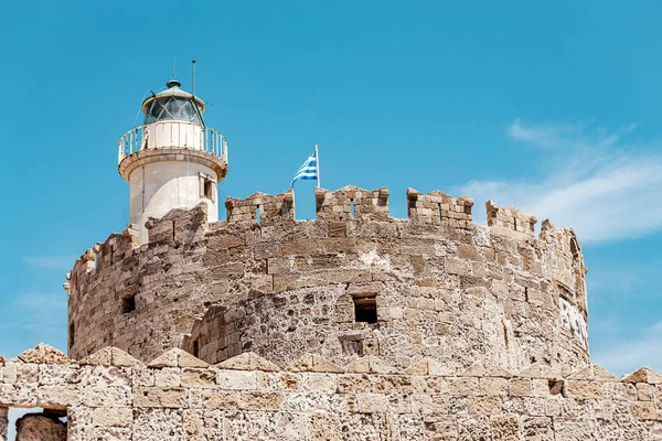 Старая крепость и маяк на острове Родос, Греция — стоковое фото