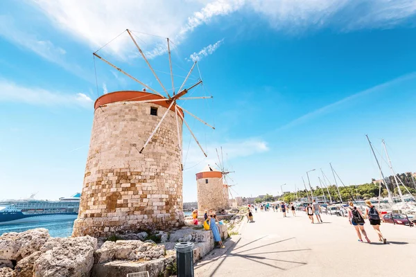 27 мая 2019 года, Родос, Греция: туристическое направление - старые ветряные мельницы в порту Мандраки — стоковое фото