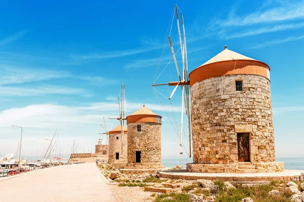 Знаменитый туристический центр - старые мельницы в порту Мандраки Родоса, Греция — стоковое фото