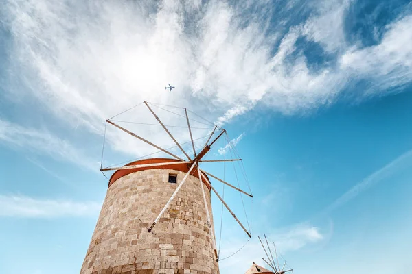 Destination touristique célèbre - vieux moulins à vent dans le port Mandraki de Rhodes, Grèce — Photo