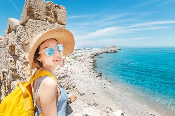 Kız gezgin, eski ortaçağ kalesinde yer alan gözlem güvertesinden tatil Körfezi 'nin çarpıcı manzaralarına sahiptir. Tatil ve Turizm konsepti — Stok fotoğraf
