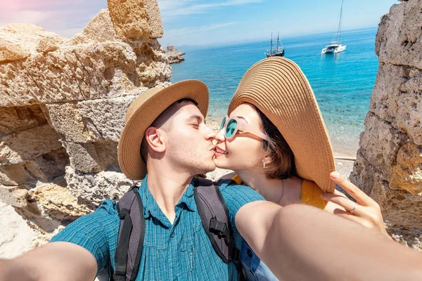 Dos personas enamoradas abrazándose y tomando selfie en la antigua fortaleza con vistas al balneario. Viaje en pareja y viaje de luna de miel — Foto de Stock