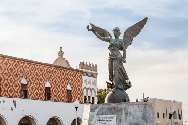27 мая 2019 года, Родос, Греция: Ангельская статуя победы в гавани Мандраки в старом городе Родос — стоковое фото