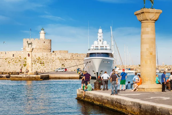 27 мая 2019 года, Родос, Греция: знаменитый туристический центр в порту Мандраки со статуей оленя, где стоял Колосс. Родос — стоковое фото