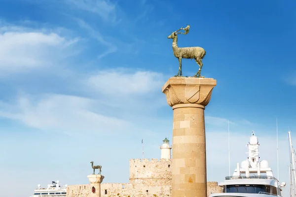 Известное туристическое место в порту Мандраки со статуей оленя, где стоял Колосс. Родос — стоковое фото