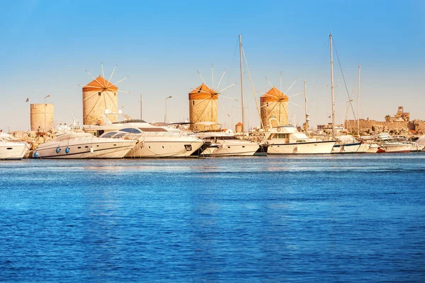 Luoghi di interesse turistico e storico - Mulini a vento nel porto marittimo Mandraki di Rodi, Grecia — Foto Stock